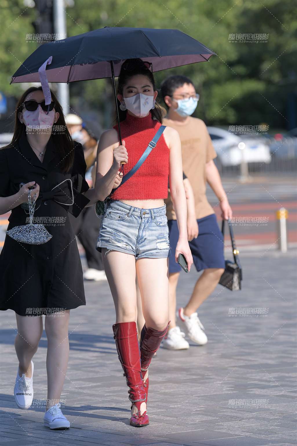 图片[1]-红皮靴美女-街拍流行馆