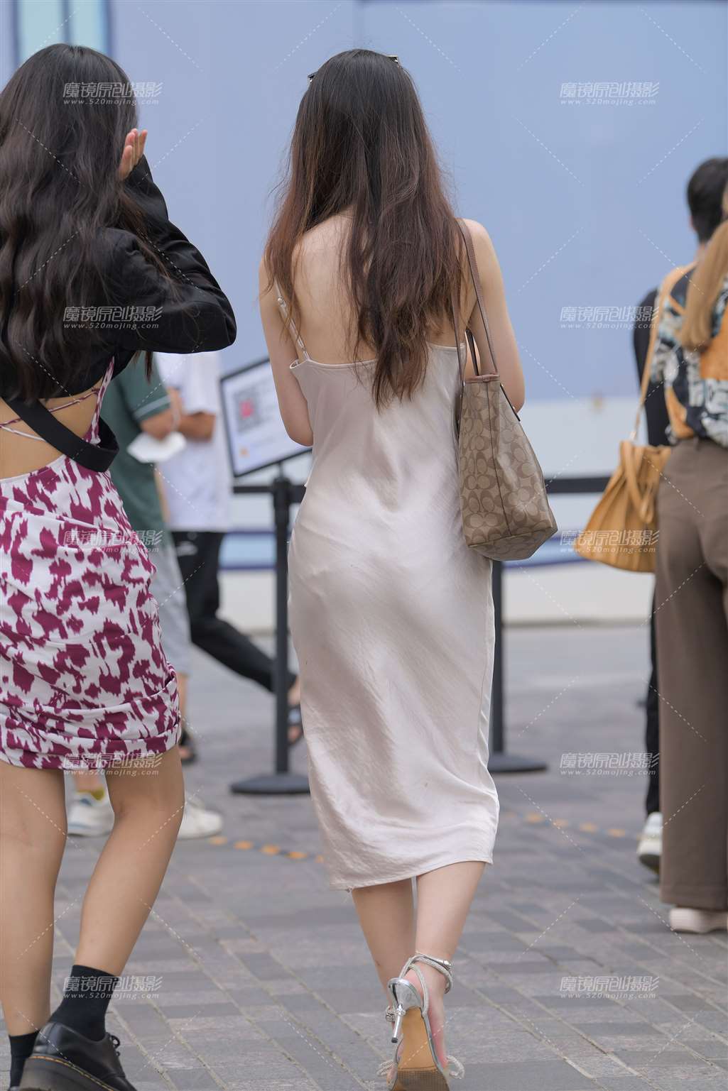 图片[1]-白裙美女-街拍流行馆