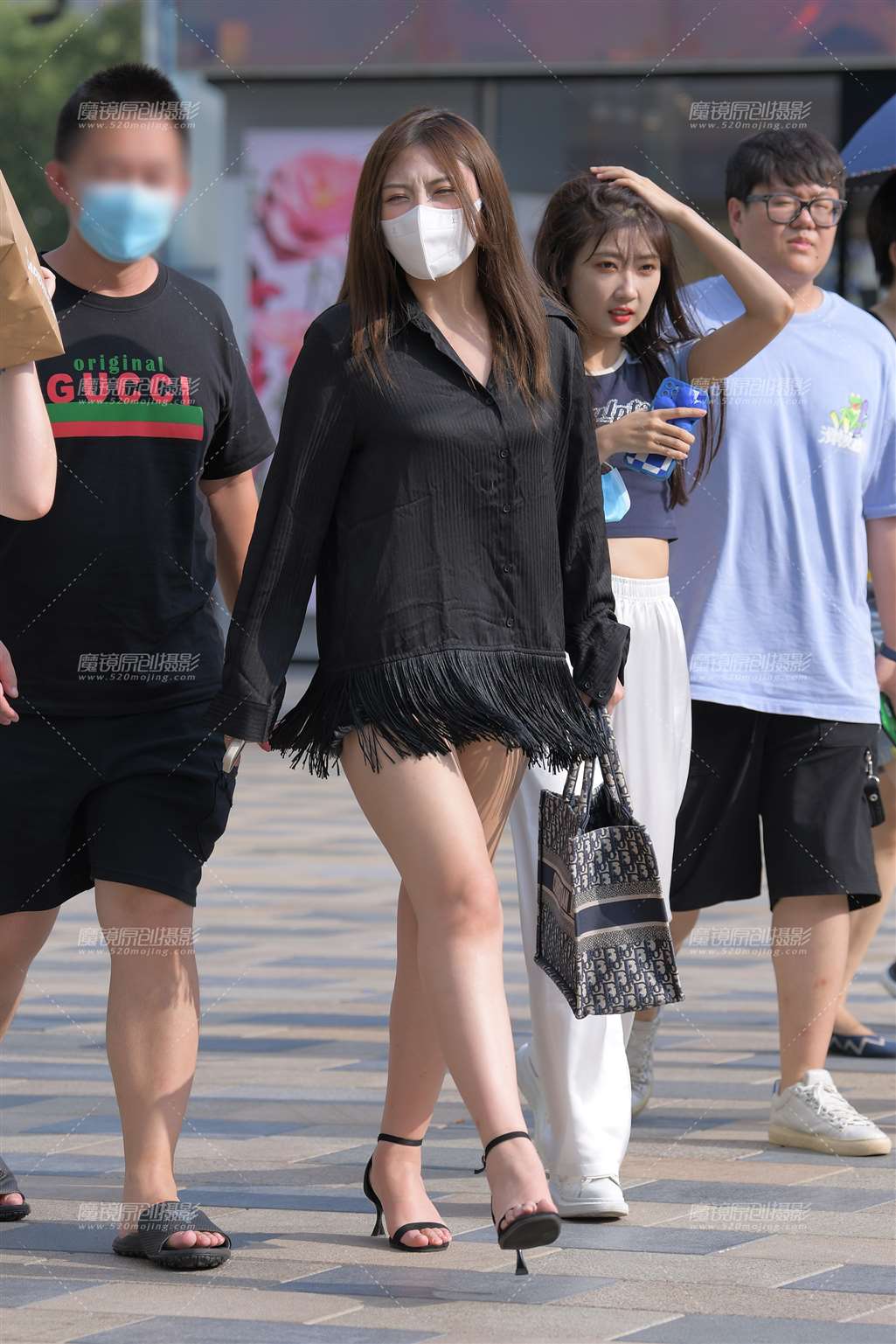 图片[1]-黑衣女士-街拍流行馆