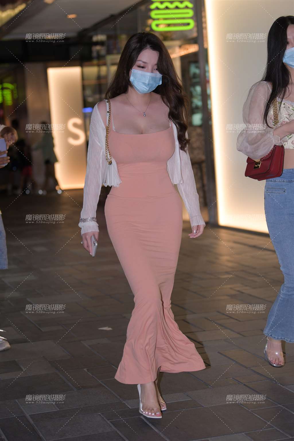 图片[1]-粉色包臀裙美女-街拍流行馆