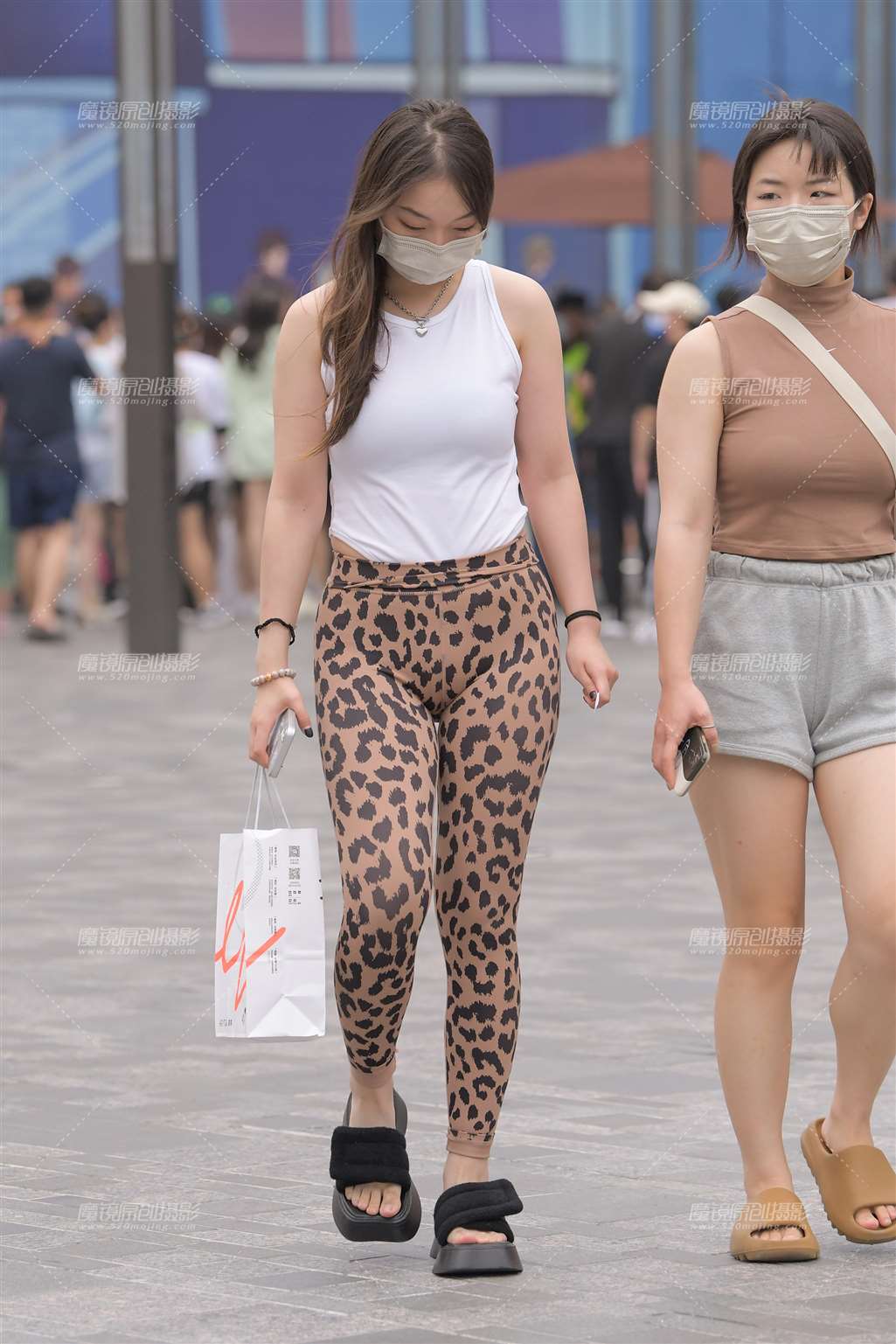 图片[1]-豹纹紧身裤美女-街拍流行馆