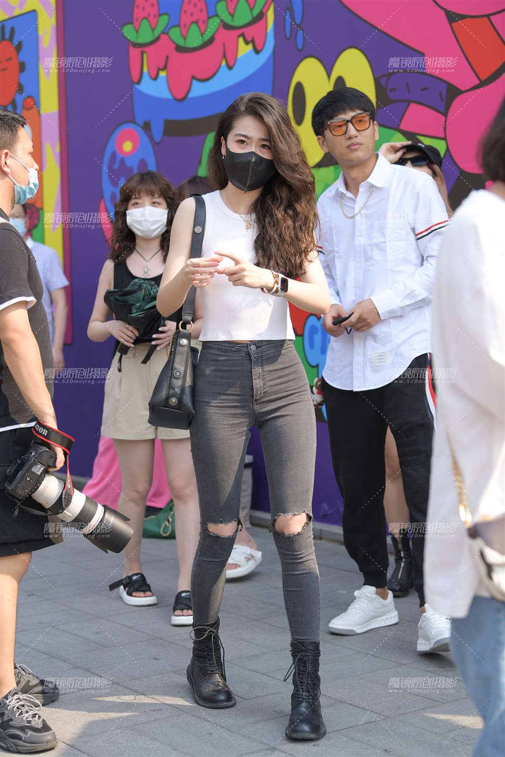图片[1]-深灰紧牛美女-街拍流行馆