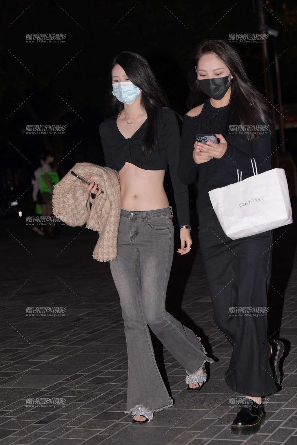 图片[1]-露脐紧身牛仔裤美女-街拍流行馆