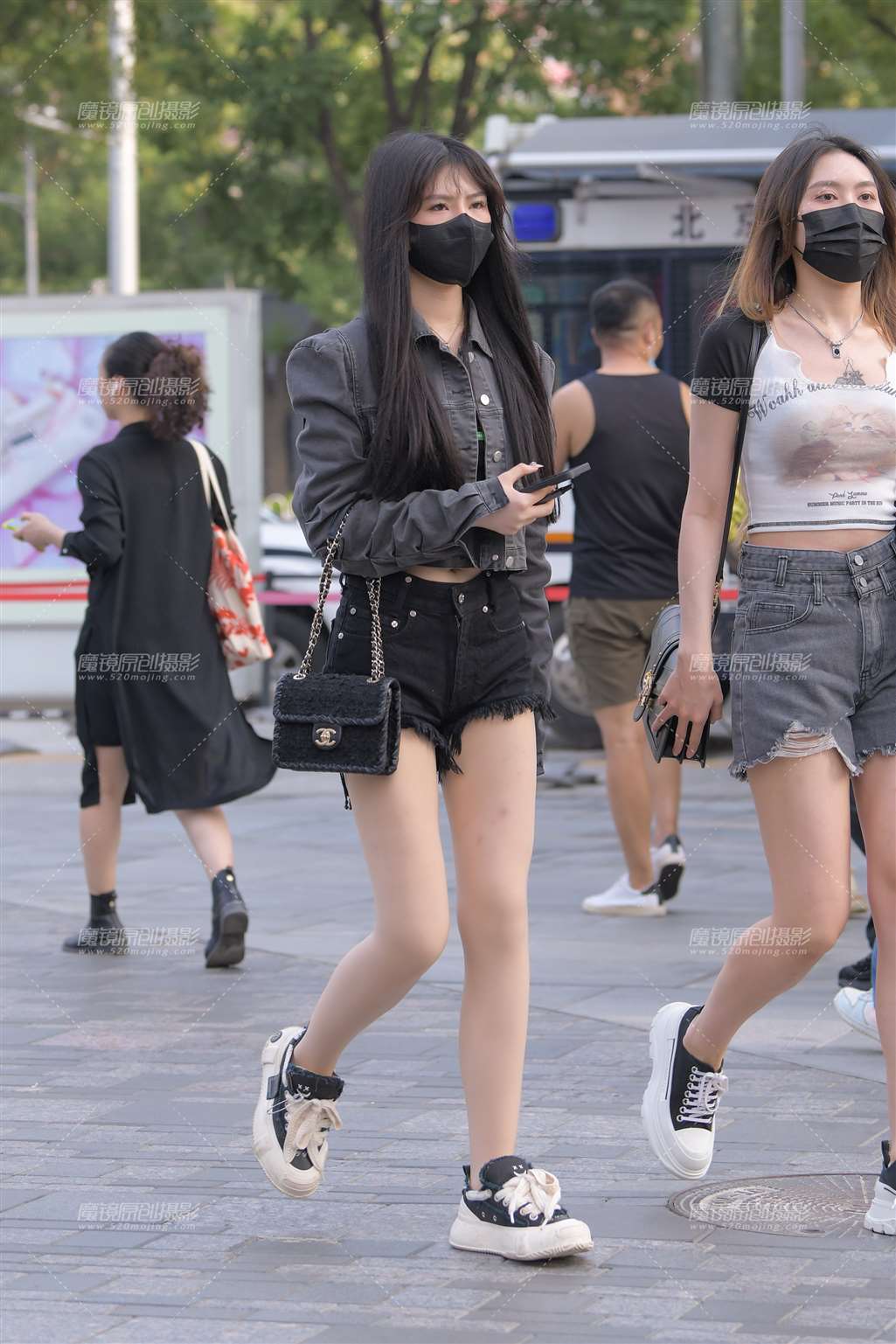 图片[1]-黑色热裤美女-街拍流行馆