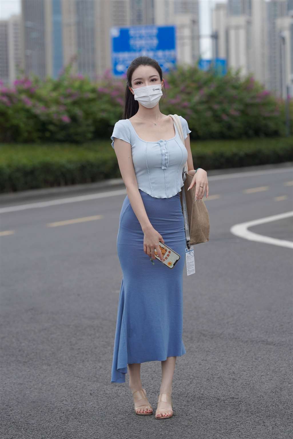 图片[1]-高挑蓝色长裙美女-街拍流行馆