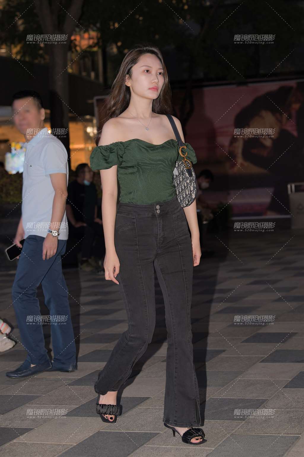 图片[1]-暗绿抹胸紧牛美女-街拍流行馆