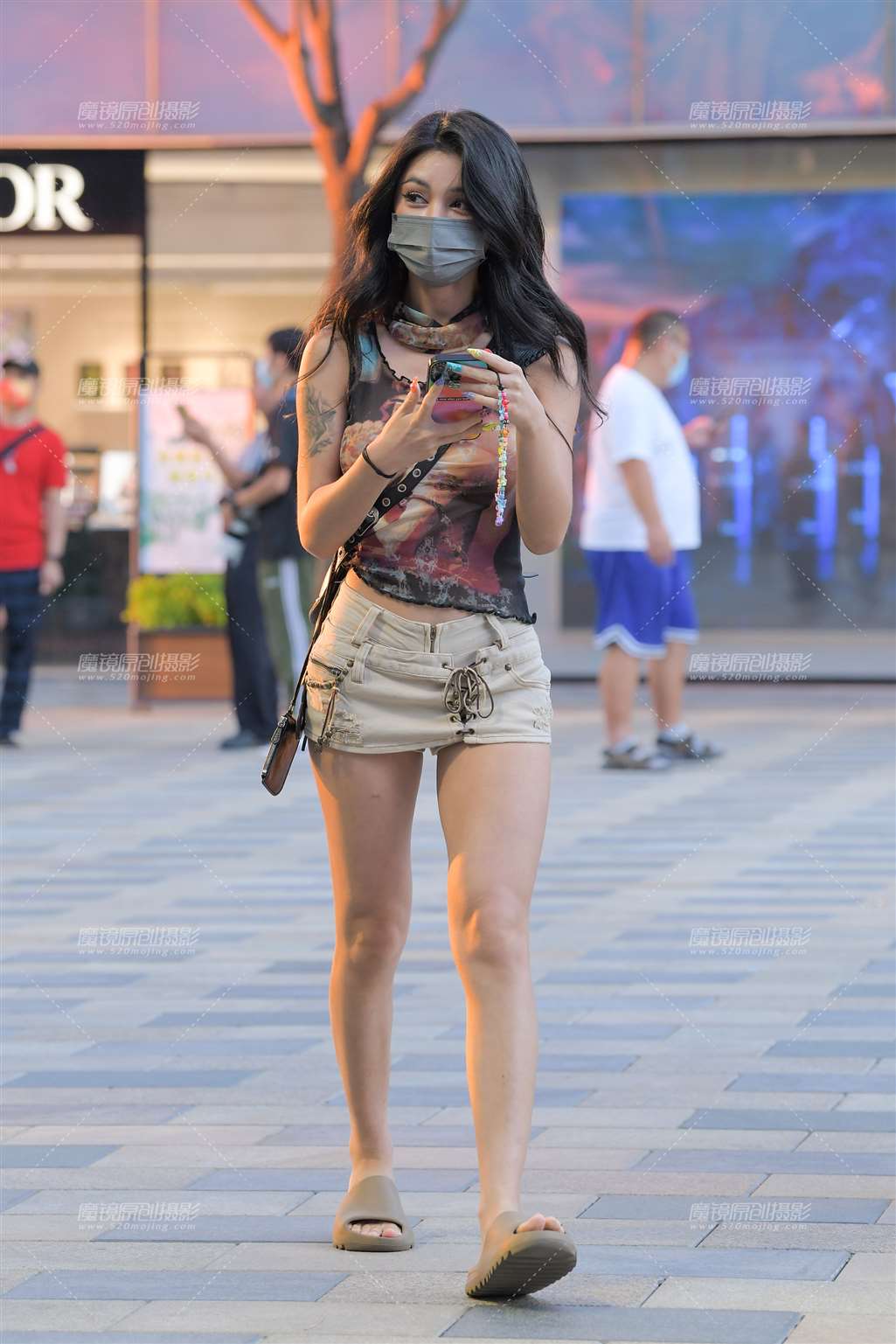 图片[1]-咖色短裤长发美女-街拍流行馆