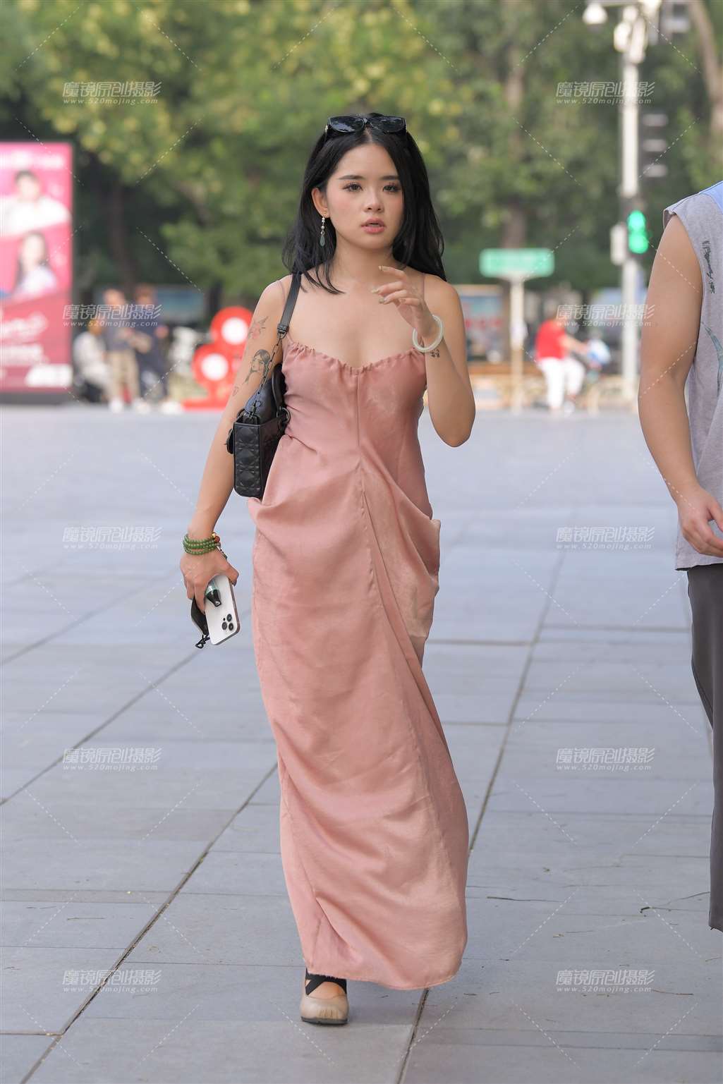图片[1]-露背粉色长裙-街拍流行馆