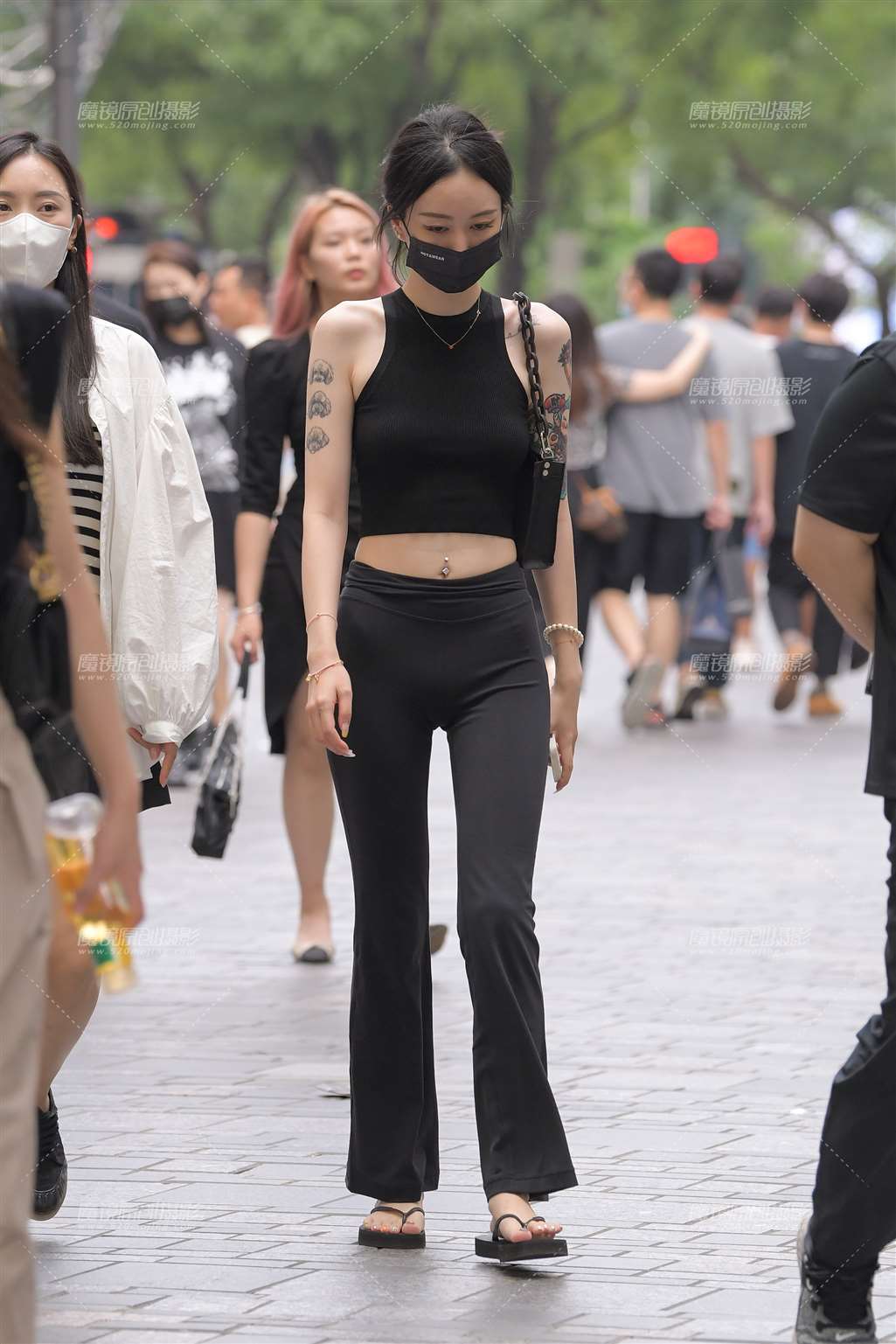 图片[1]-冷艳的女人-街拍流行馆