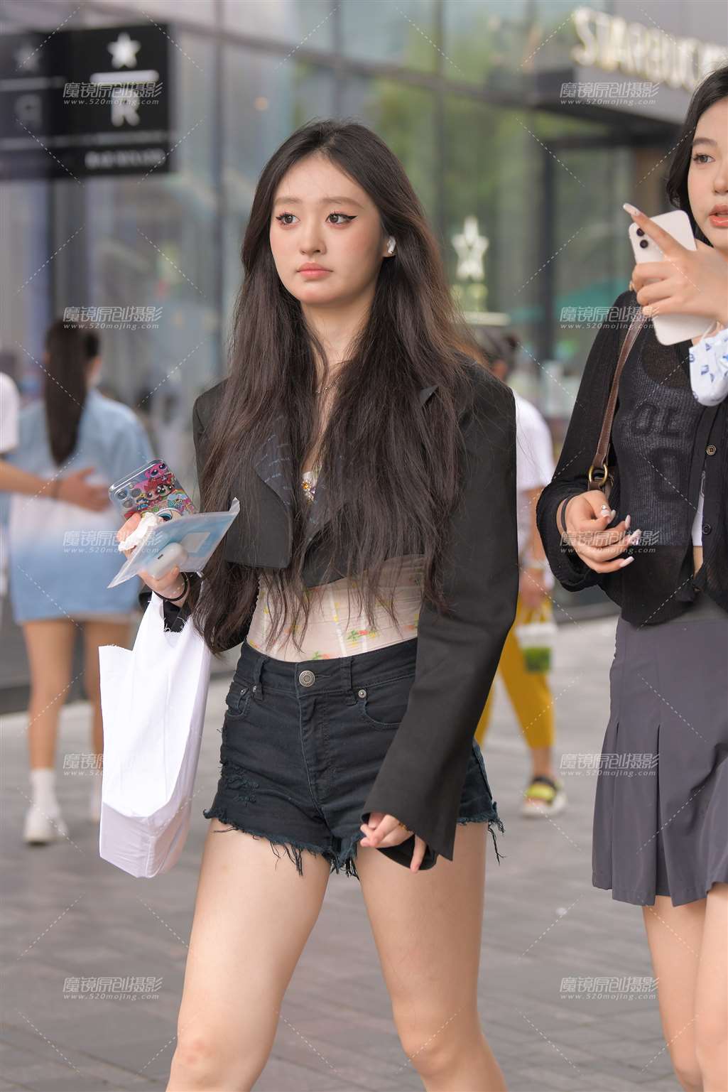 图片[1]-黑色热裤小美女-街拍流行馆