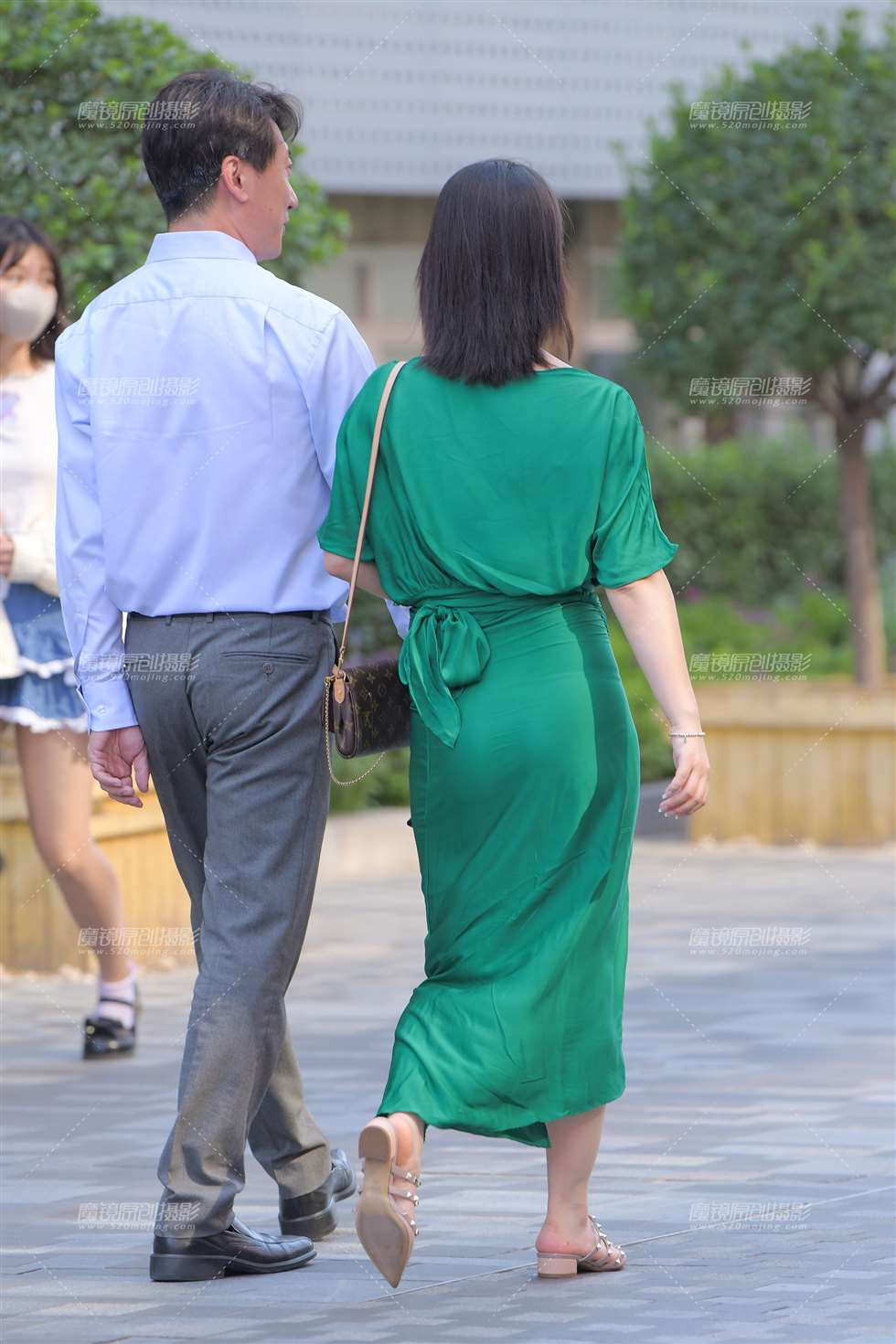 图片[2]-背影-丰腴绿裙-街拍流行馆
