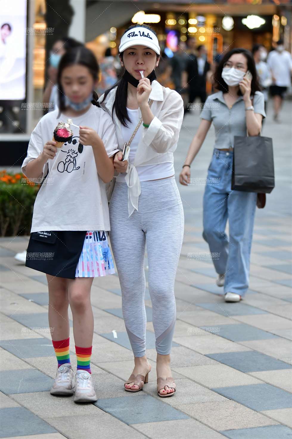 图片[1]-漫步瑜伽裤美女-街拍流行馆