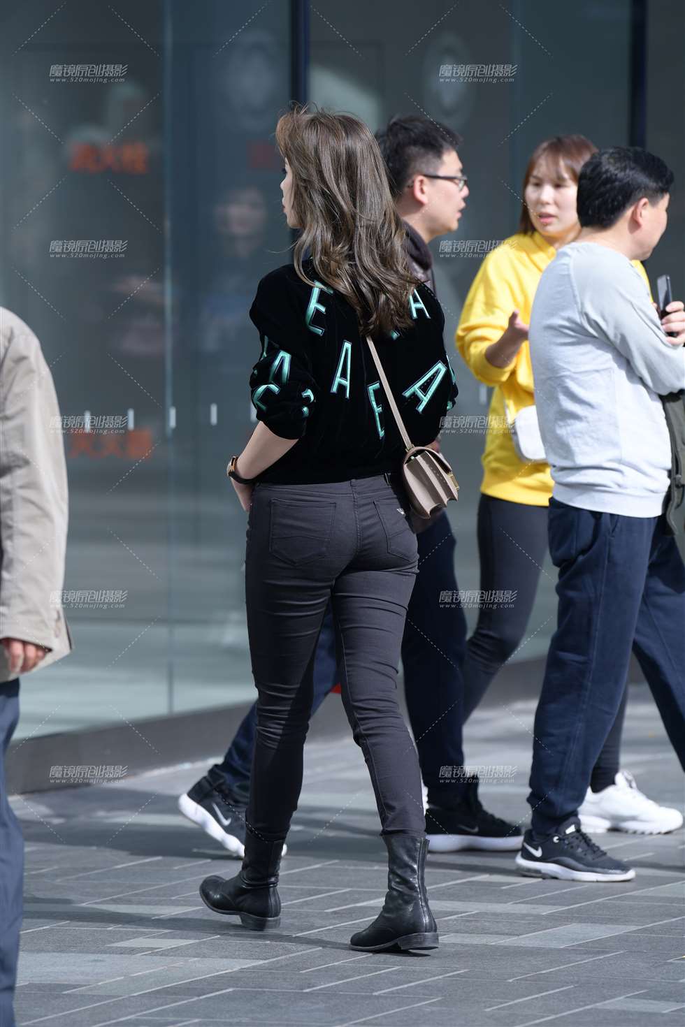 图片[2]-独自逛街牛仔裤美女-街拍流行馆