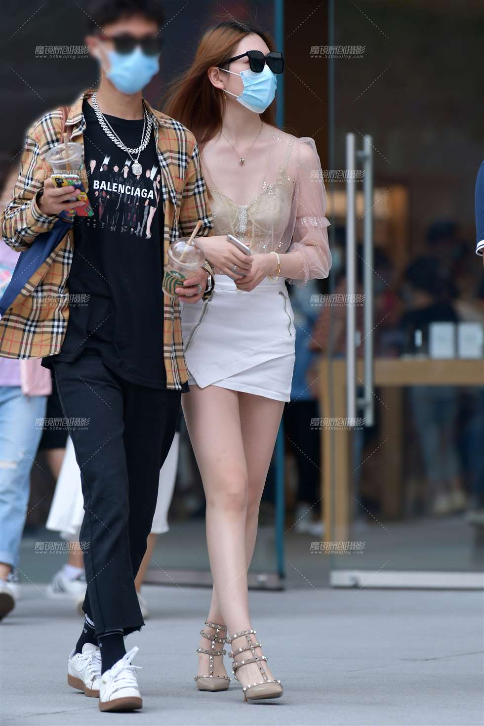 图片[1]-靓丽牛仔短裙美女-街拍流行馆