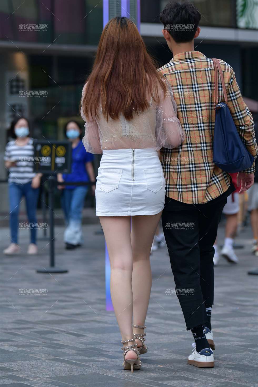 图片[2]-靓丽牛仔短裙美女-街拍流行馆