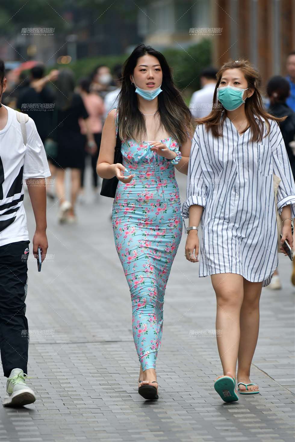 图片[1]-碎花裹身裙美女-街拍流行馆