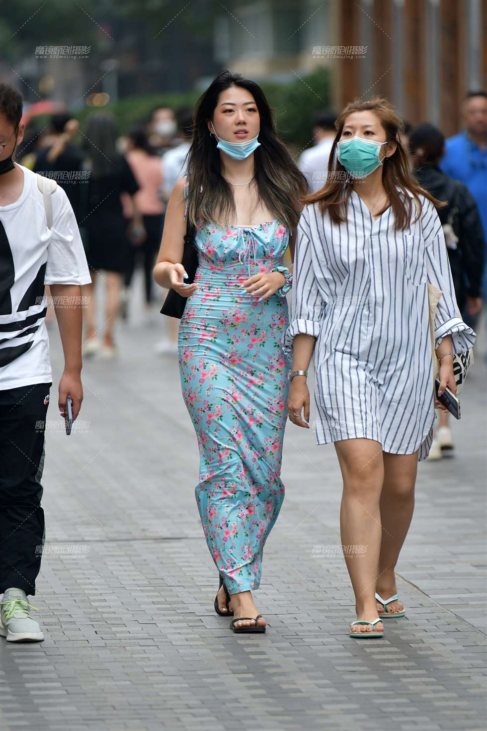 图片[3]-碎花裹身裙美女-街拍流行馆