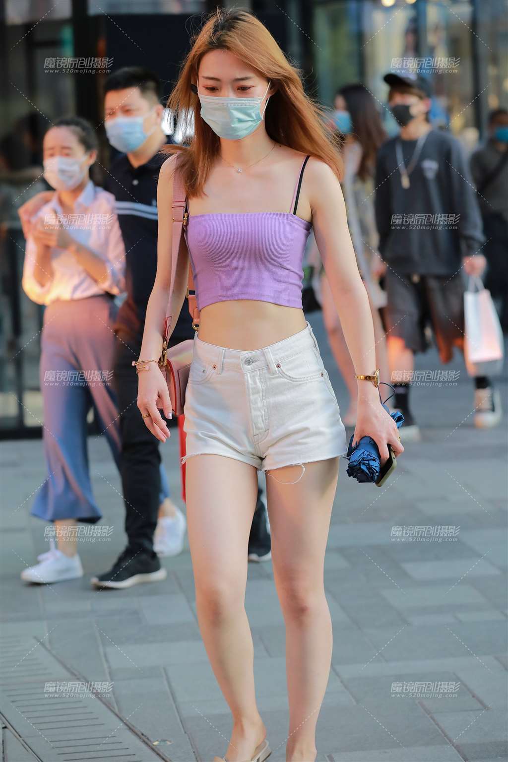 图片[1]-【玻璃街拍】白色热裤Y Y小妹-街拍流行馆