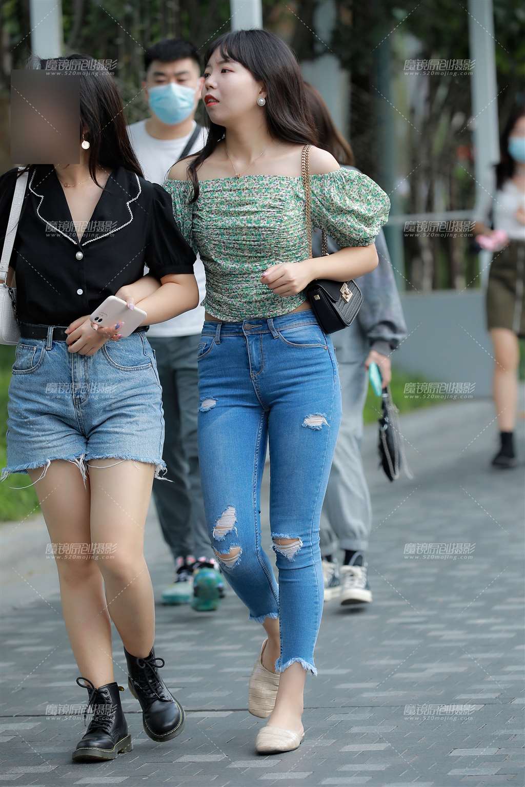 图片[1]-【玻璃街拍】蓝色牛仔裤学妹-街拍流行馆