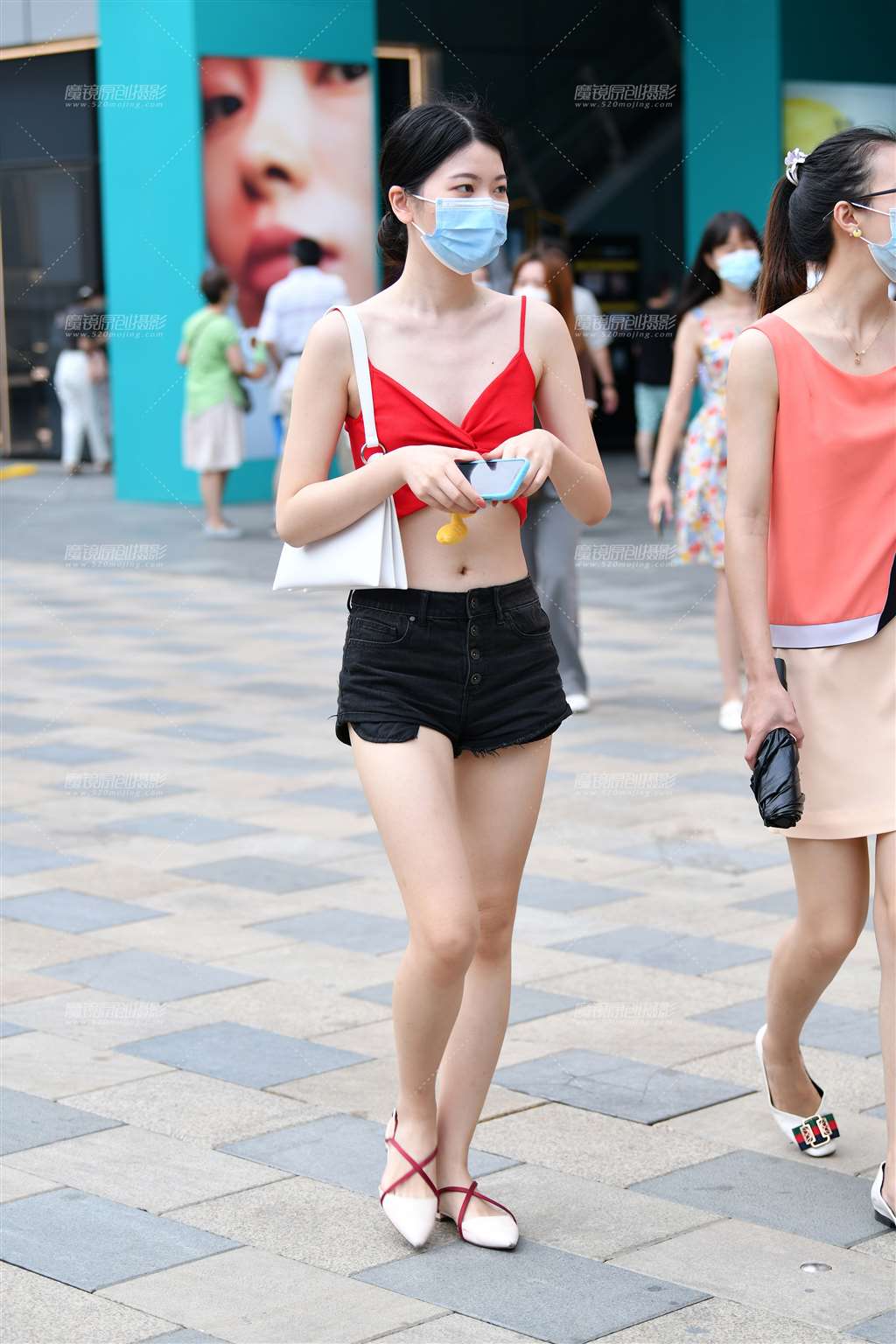 图片[1]-红色吊带热裤美女-街拍流行馆