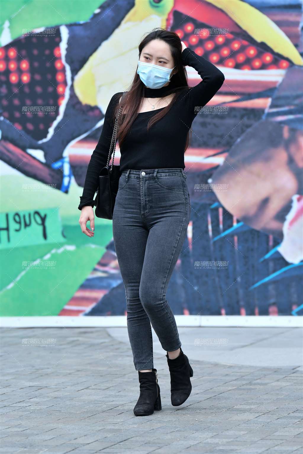 图片[1]-热情大方牛仔裤美女-街拍流行馆