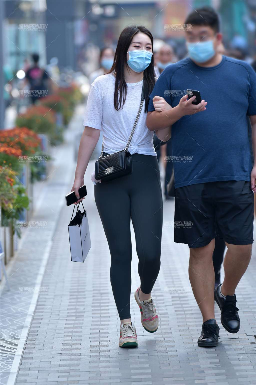 图片[1]-漫步微丰腴紧身美女-街拍流行馆