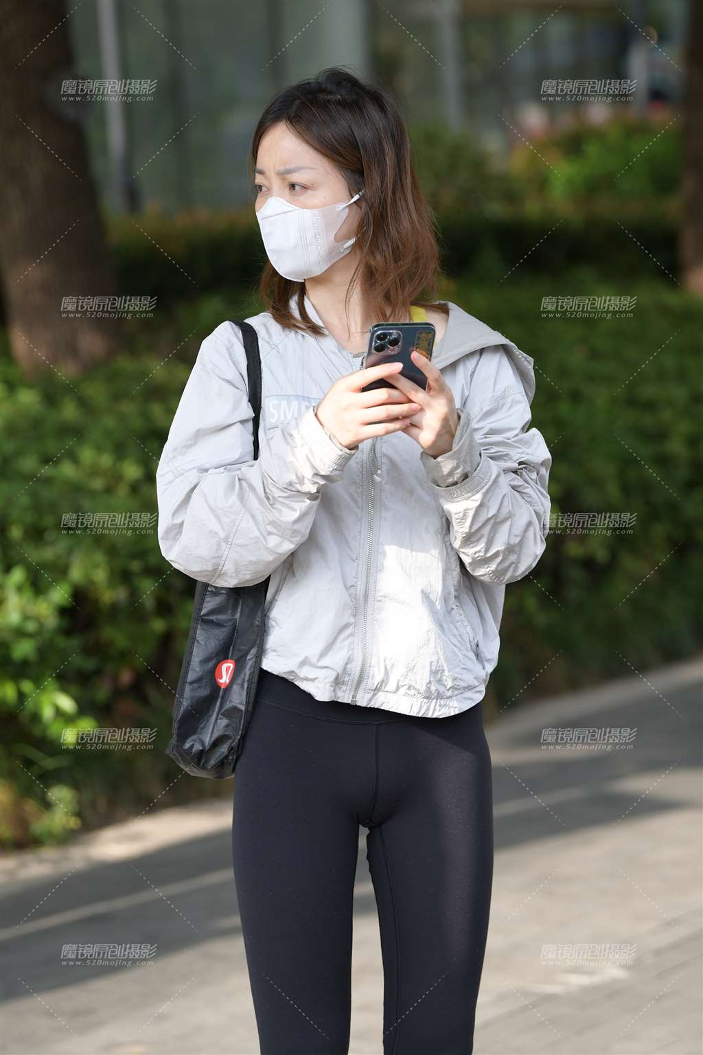 图片[1]-黑色紧身裤女孩-街拍流行馆