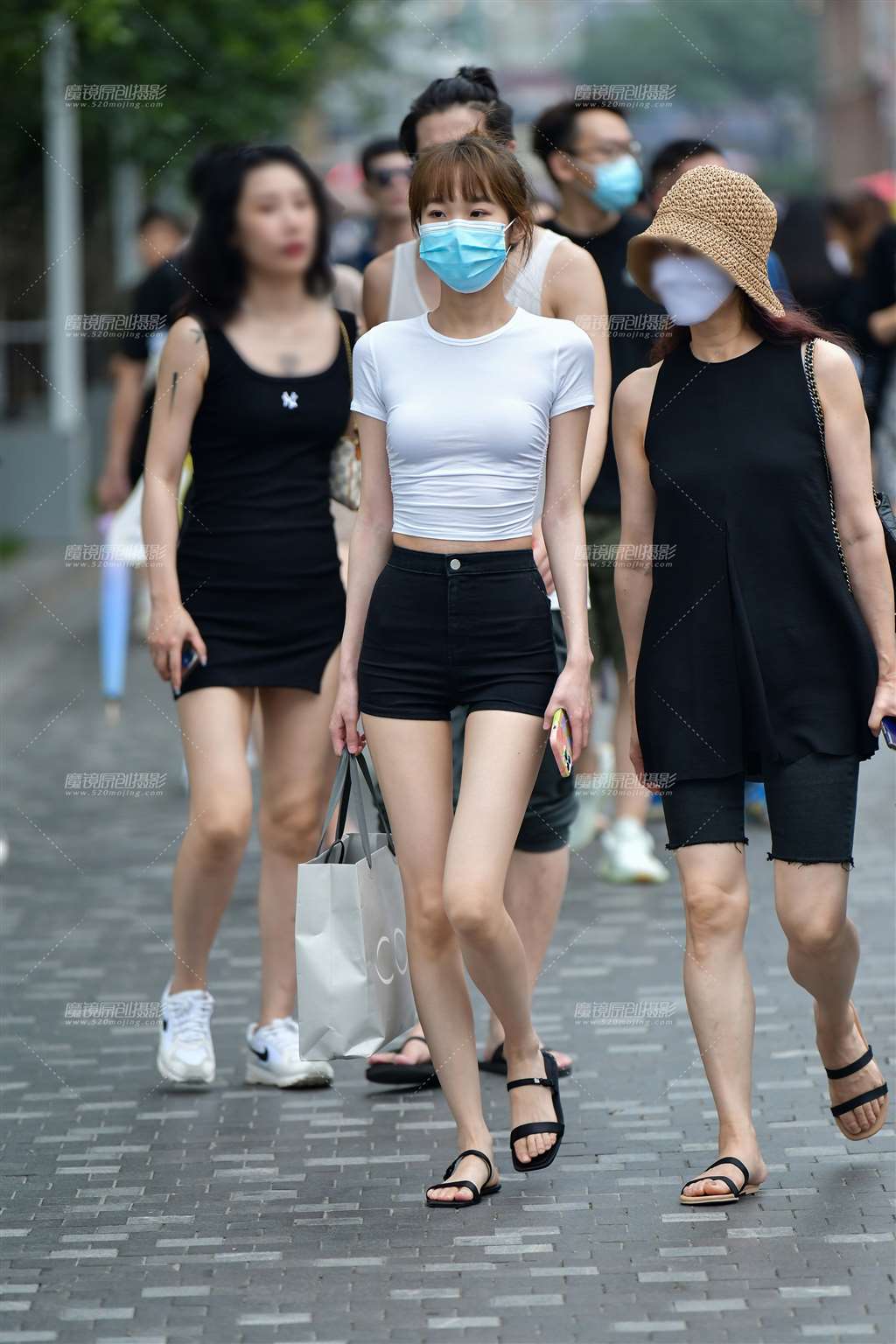 图片[1]-紧致黑热裤美女-街拍流行馆