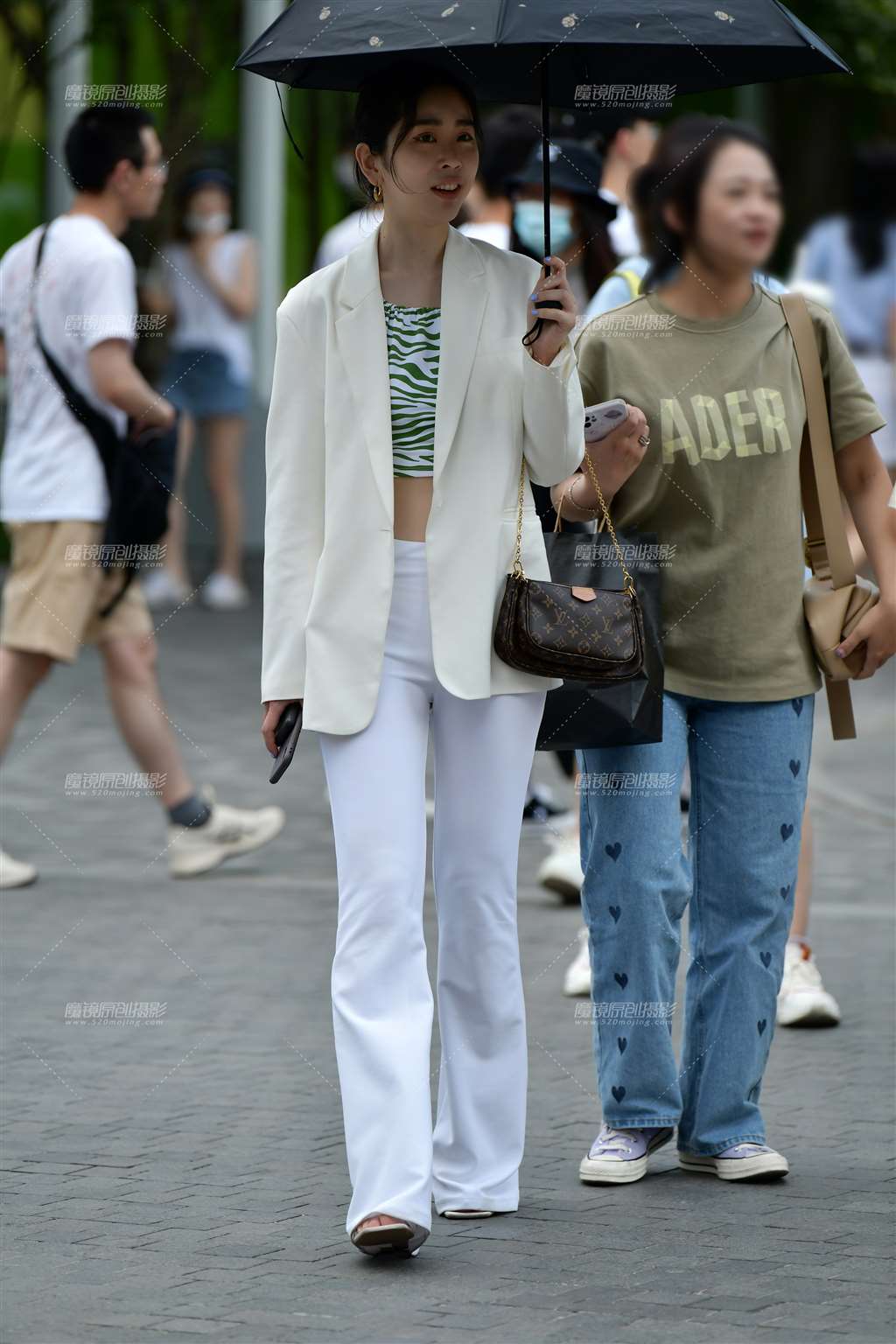 图片[4]-阳伞下靓丽白裤美女-街拍流行馆