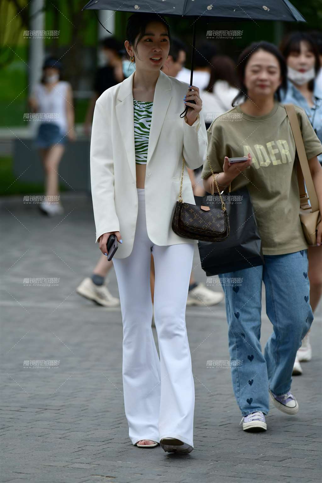 图片[5]-阳伞下靓丽白裤美女-街拍流行馆