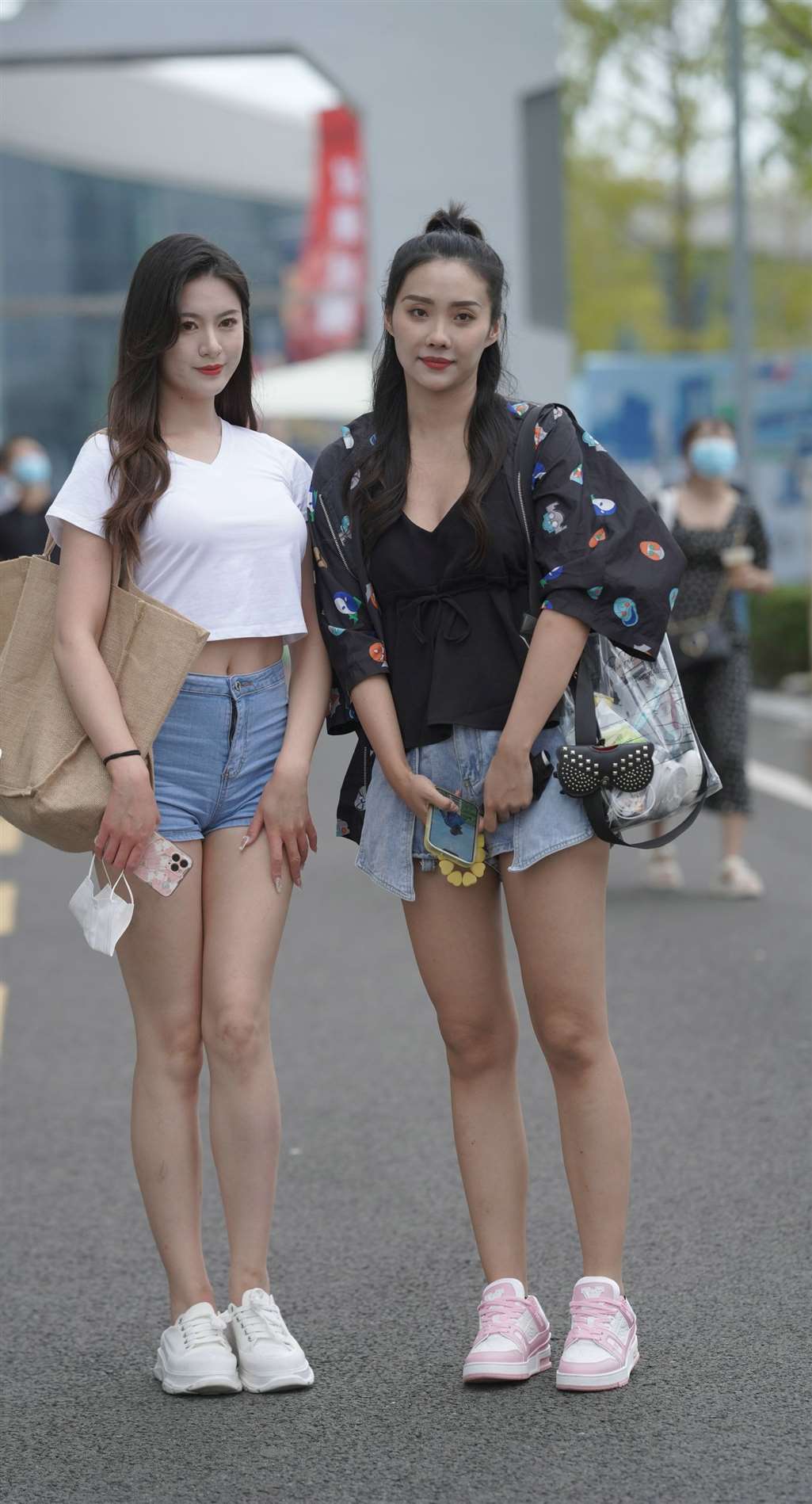 图片[1]-两位热裤美腿美眉-街拍流行馆