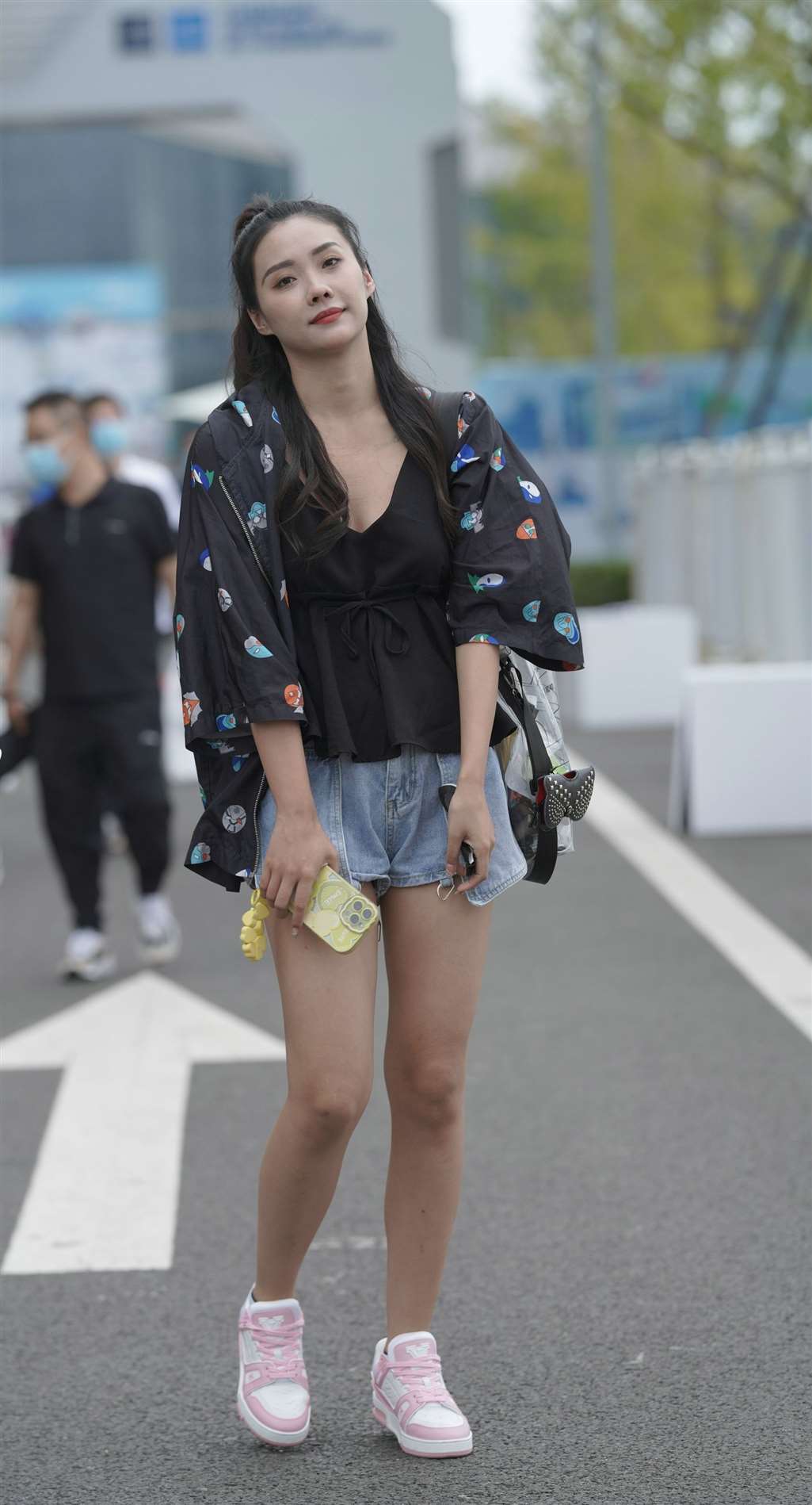 图片[2]-两位热裤美腿美眉-街拍流行馆