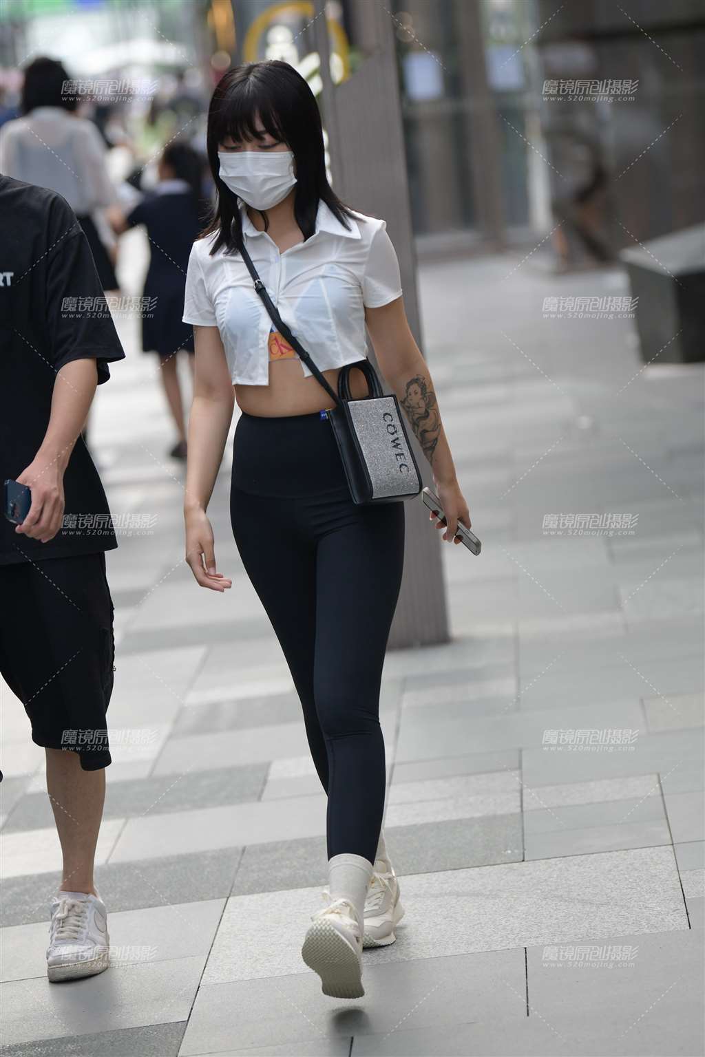图片[3]-黑色瑜伽裤女孩-街拍流行馆