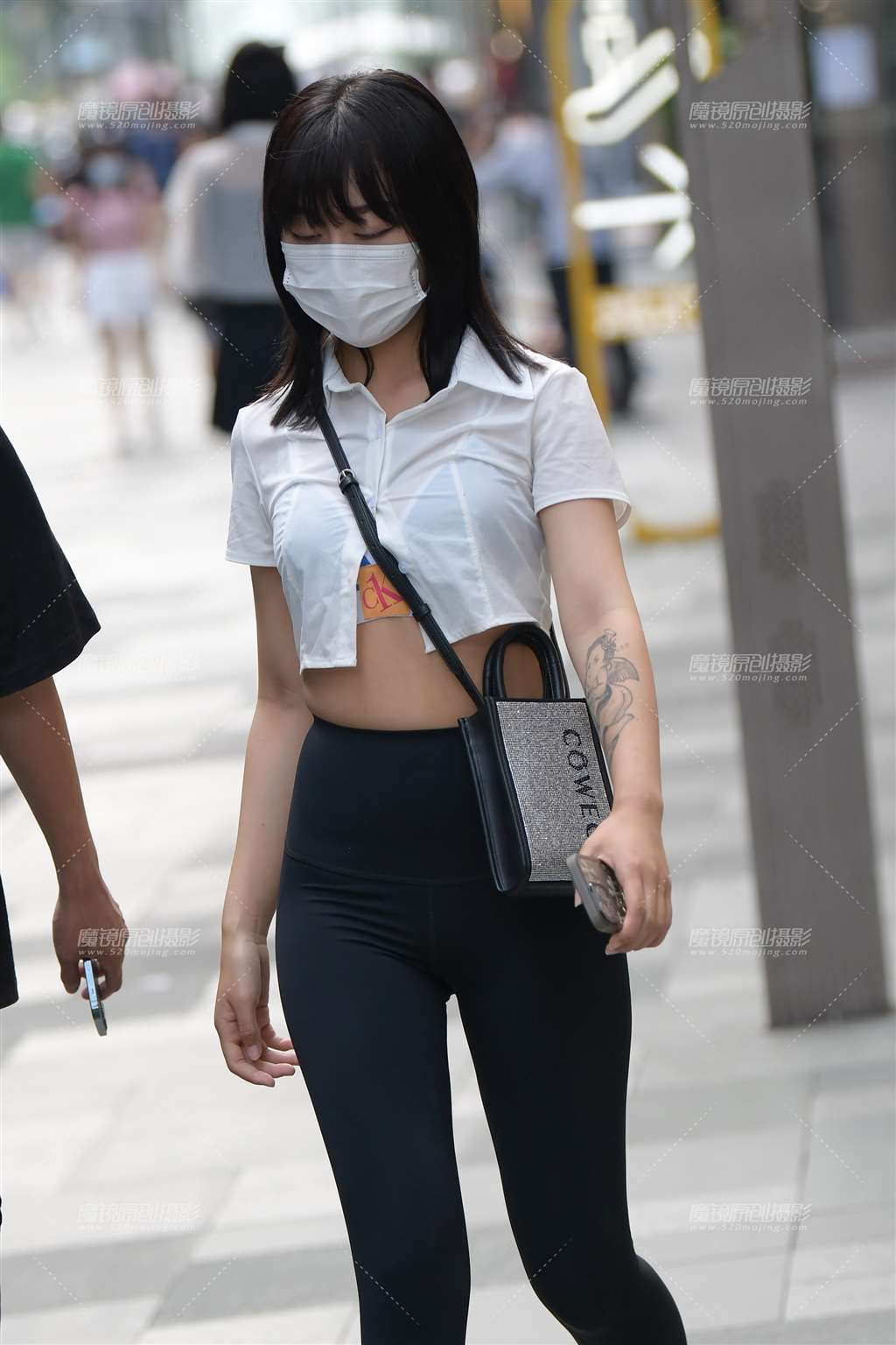 图片[4]-黑色瑜伽裤女孩-街拍流行馆