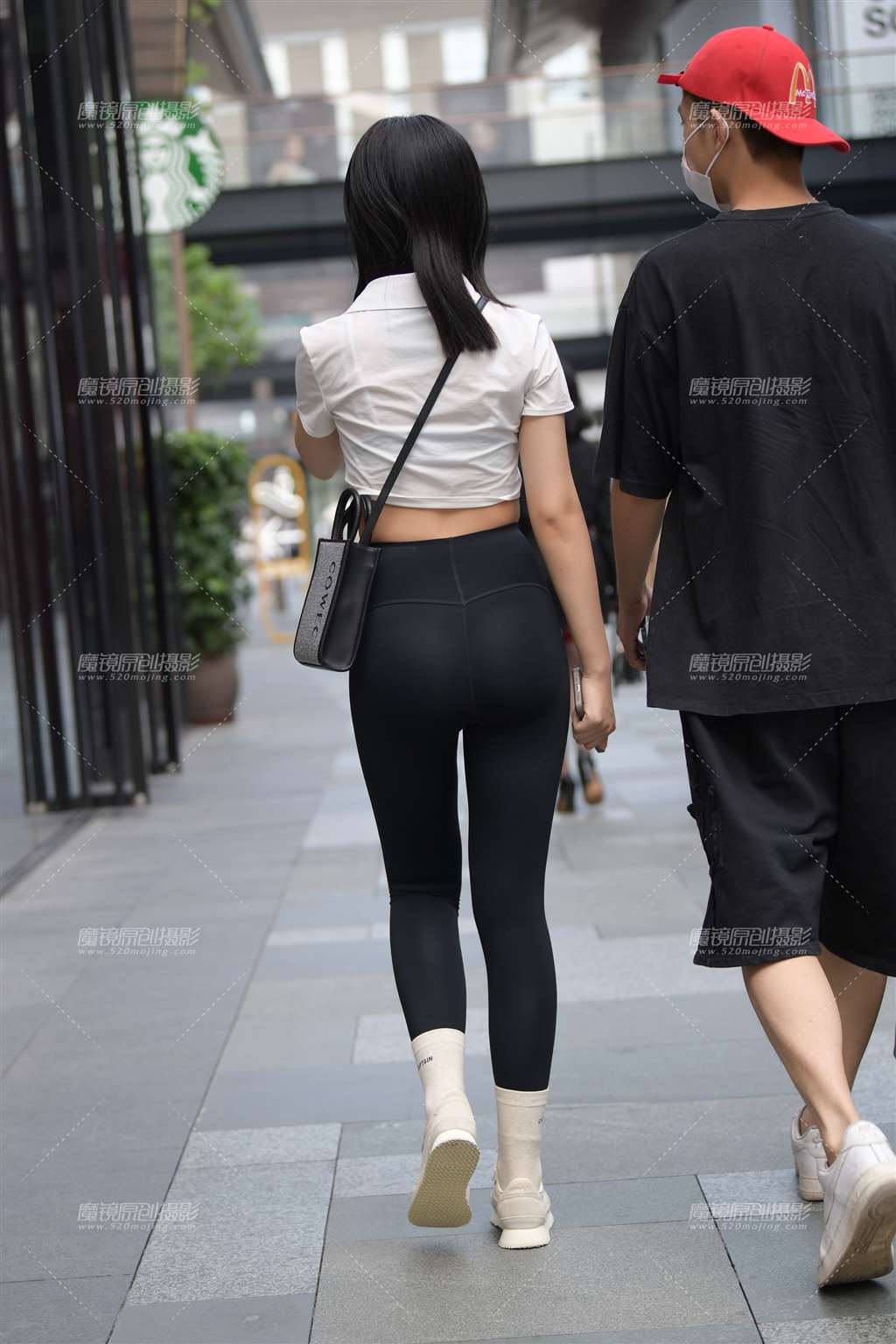 图片[2]-黑色瑜伽裤女孩-街拍流行馆