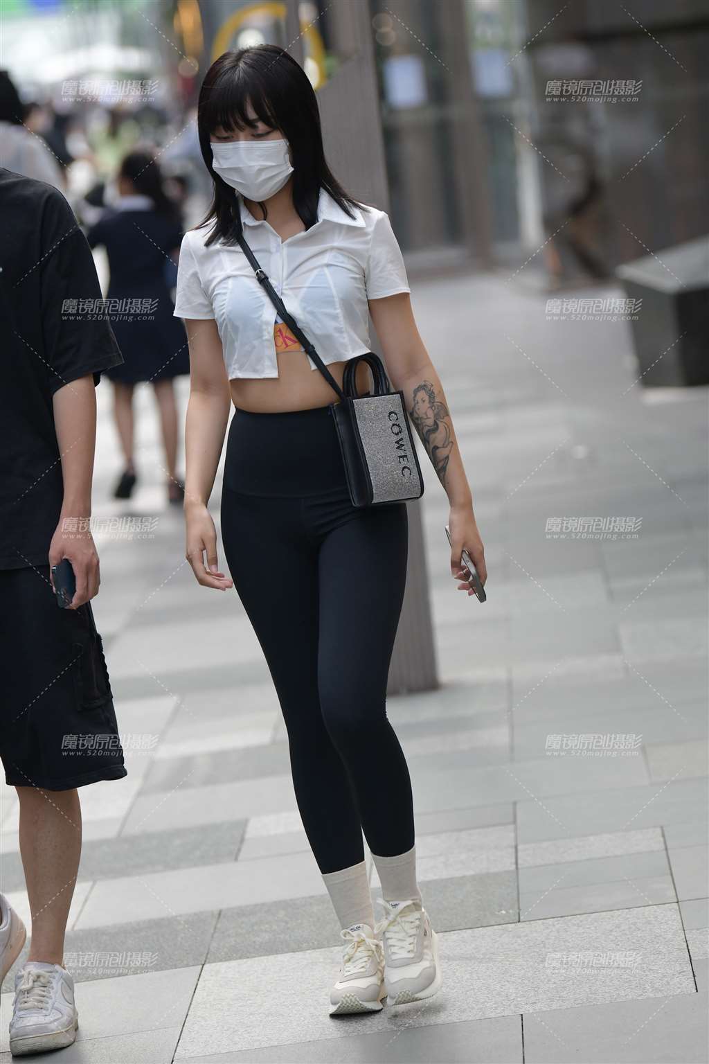图片[1]-黑色瑜伽裤女孩-街拍流行馆