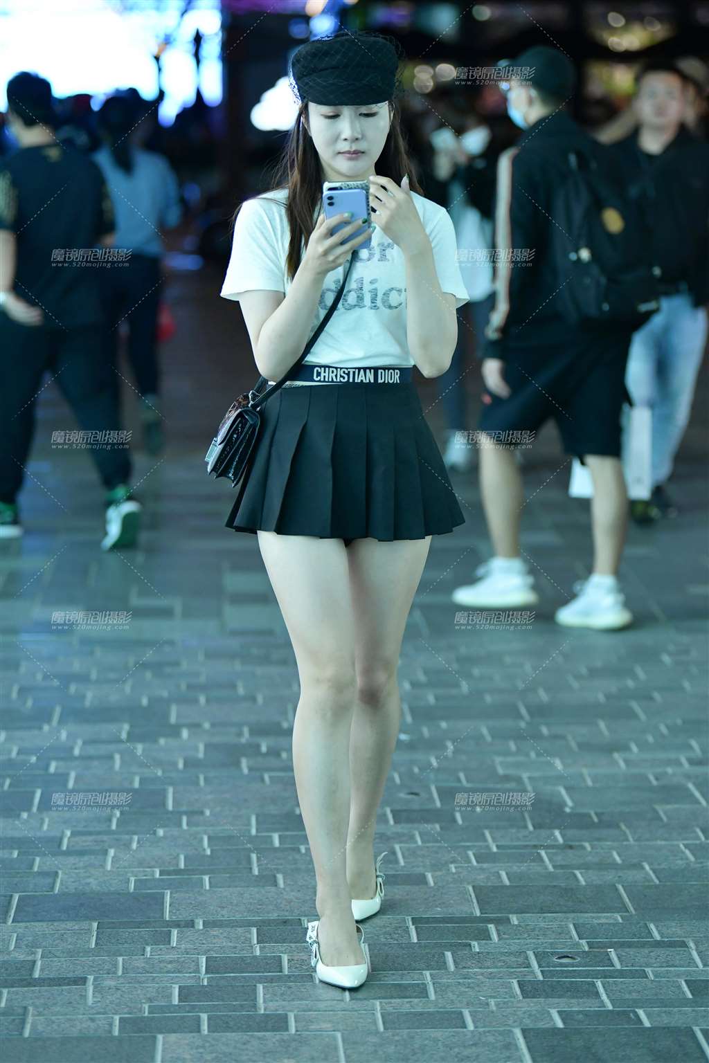 图片[1]-白皙百褶超短裙美女-街拍流行馆