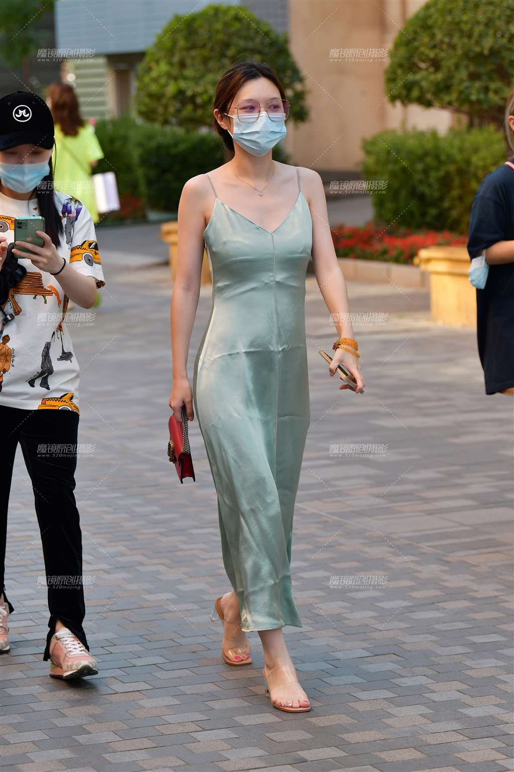 图片[1]-清纯吊带长裙美女-街拍流行馆