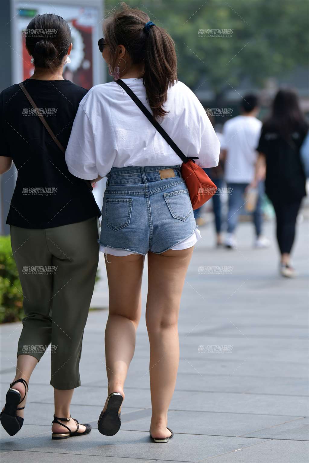 图片[3]-开心逛街阳光热裤美女-街拍流行馆