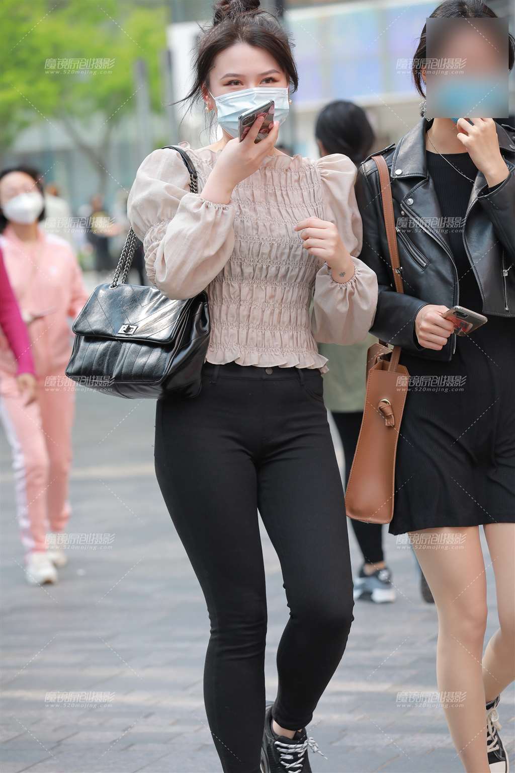 图片[1]-【玻璃街拍】黑色牛仔裤小姐姐-街拍流行馆