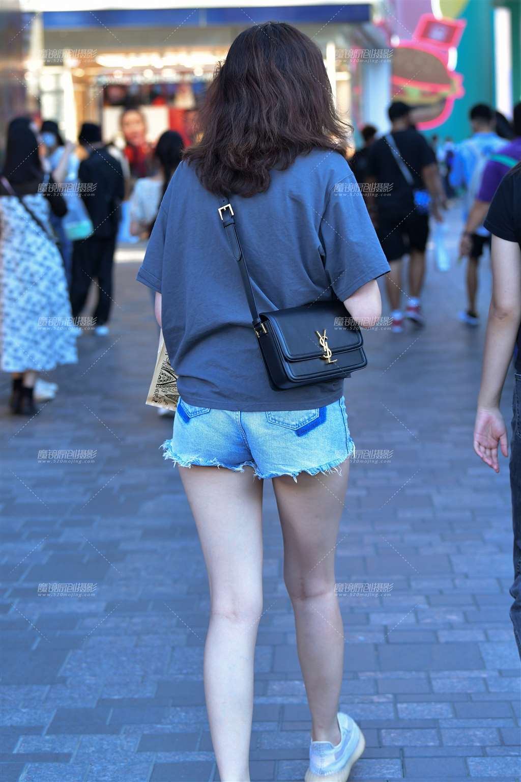 图片[3]-傍晚逛街热裤美女-街拍流行馆
