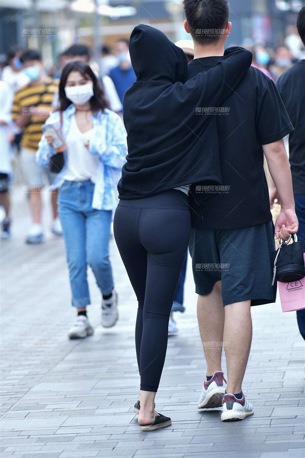 图片[2]-腼腆黑色紧身瑜伽裤美女-街拍流行馆