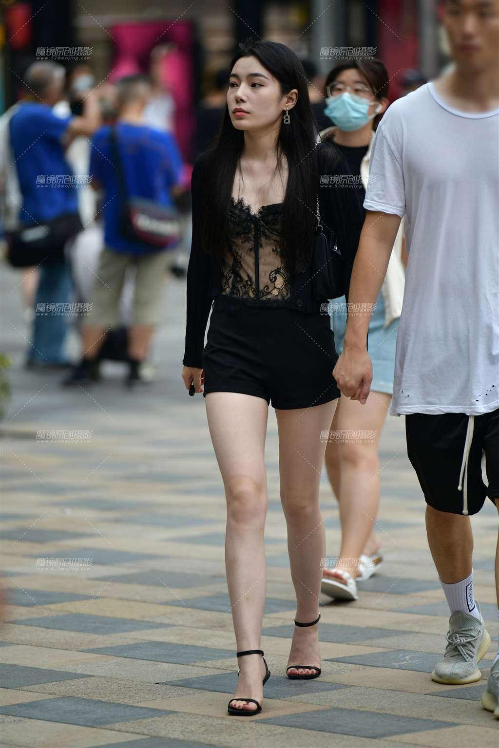 图片[1]-高挑黑色热裤美女-街拍流行馆