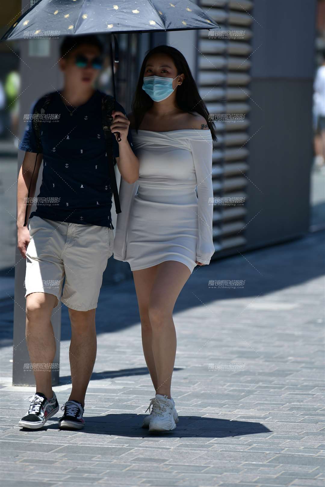 图片[1]-洁白开肩连衣短裙美女-街拍流行馆