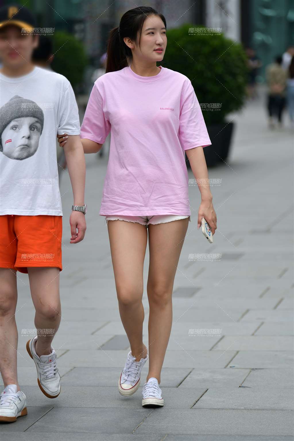 图片[1]-高挑超短热裤美女-街拍流行馆
