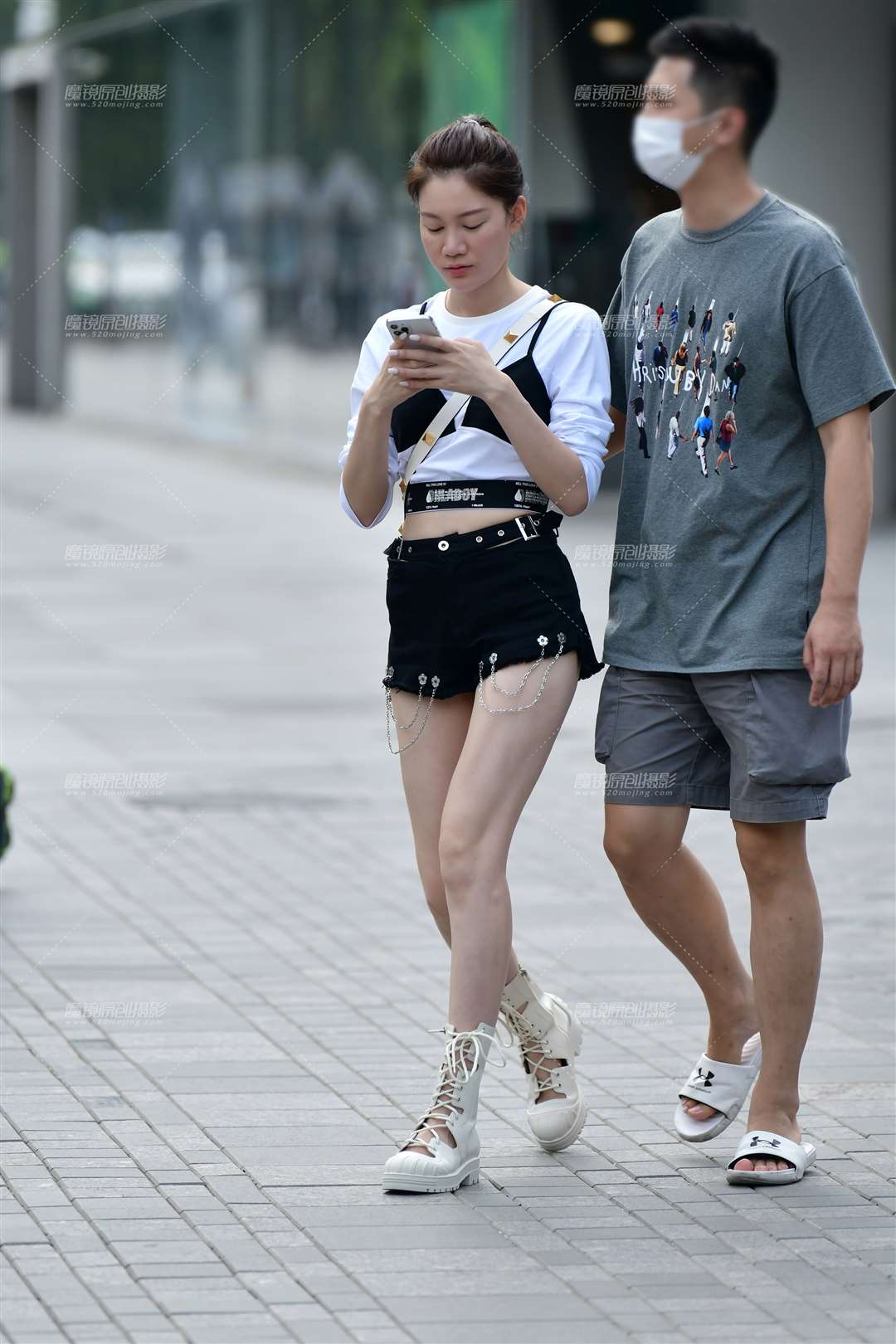 图片[1]-逛街的黑色热裤美女-街拍流行馆