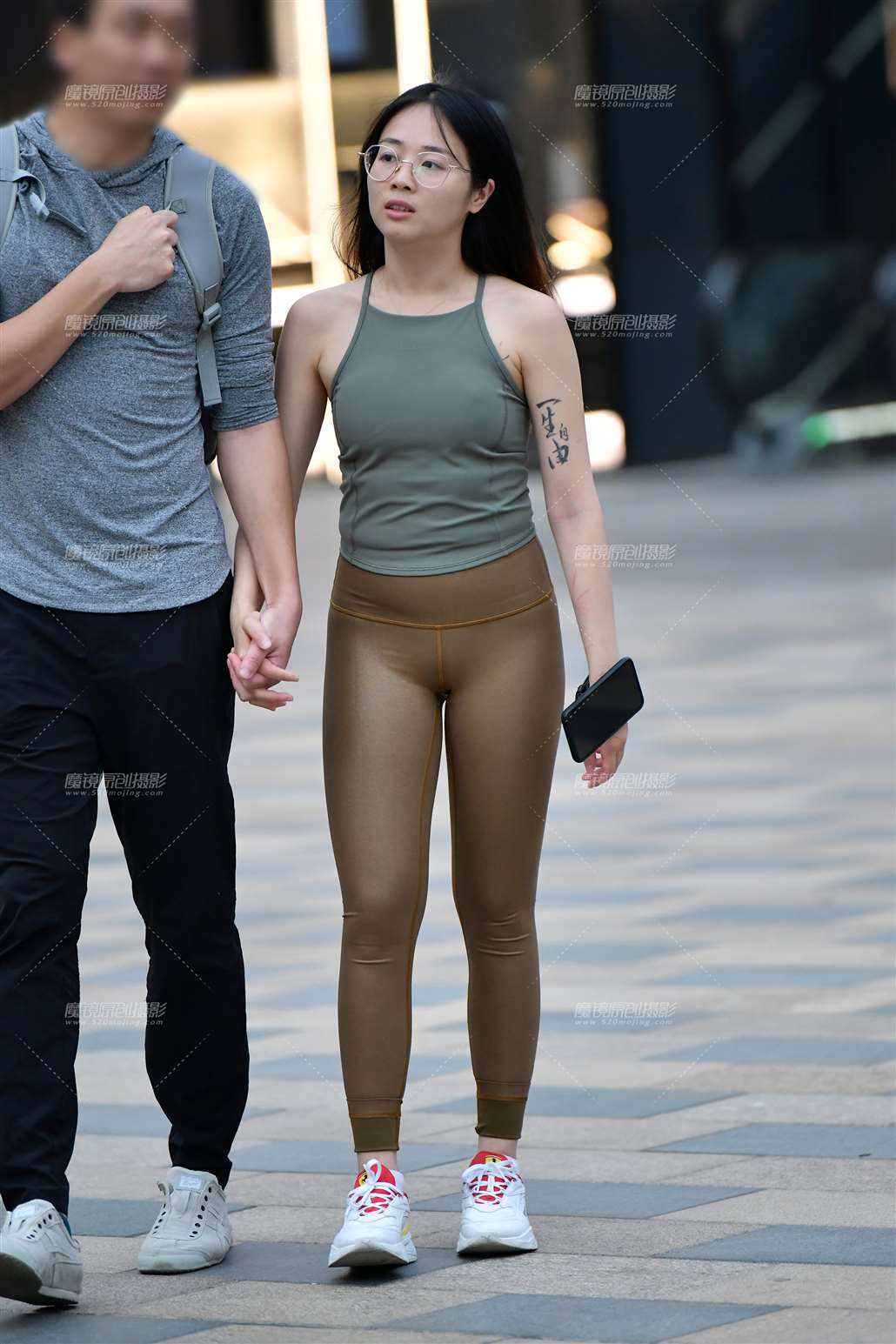 图片[1]-逛街绛红紧身裤美女-街拍流行馆