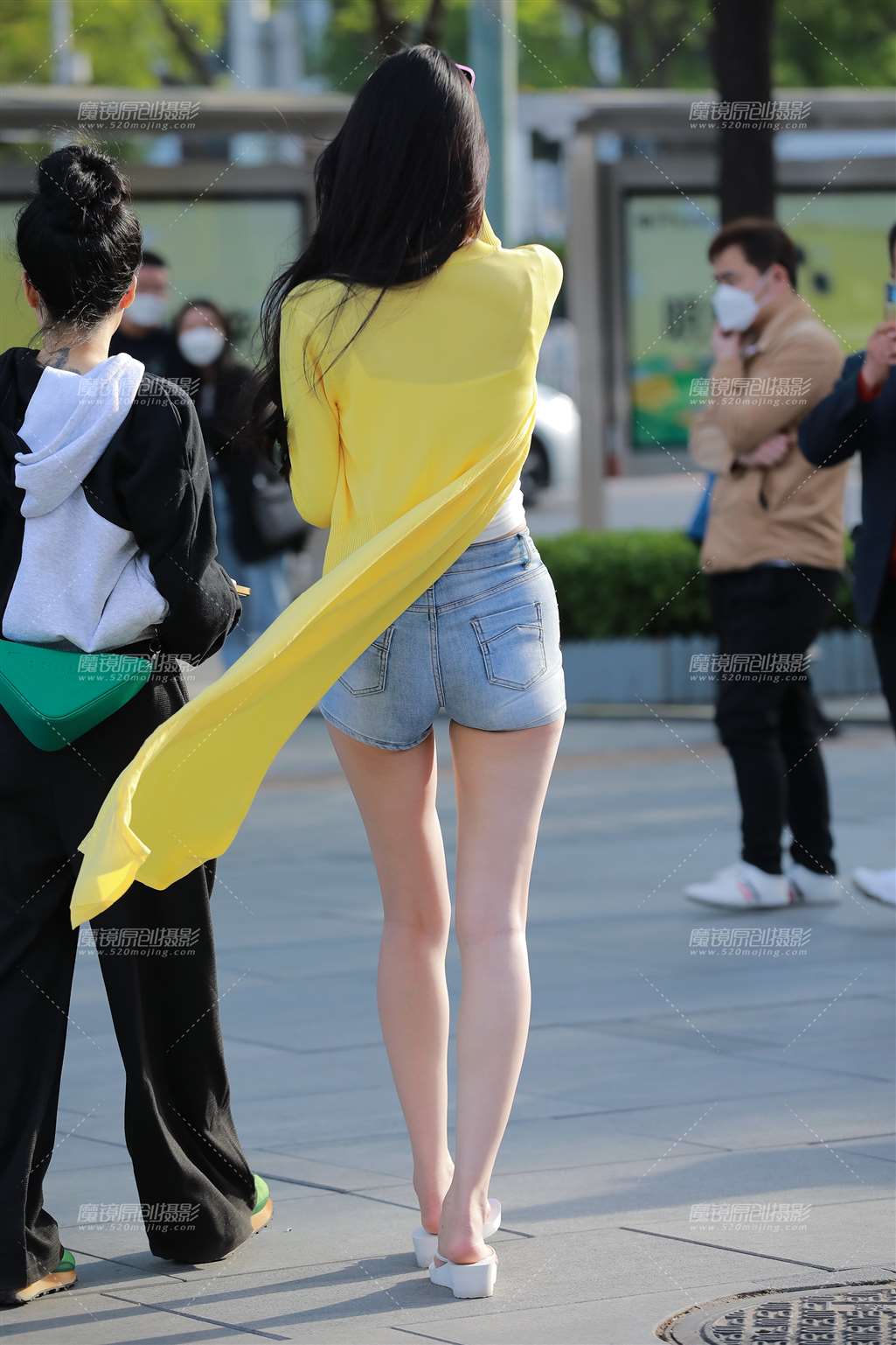 图片[2]-【玻璃街拍】热裤靓妹-街拍流行馆