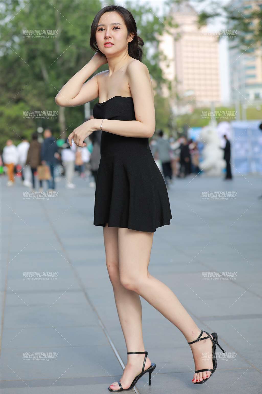图片[1]-【玻璃街拍】黑超短裙高跟美女-街拍流行馆