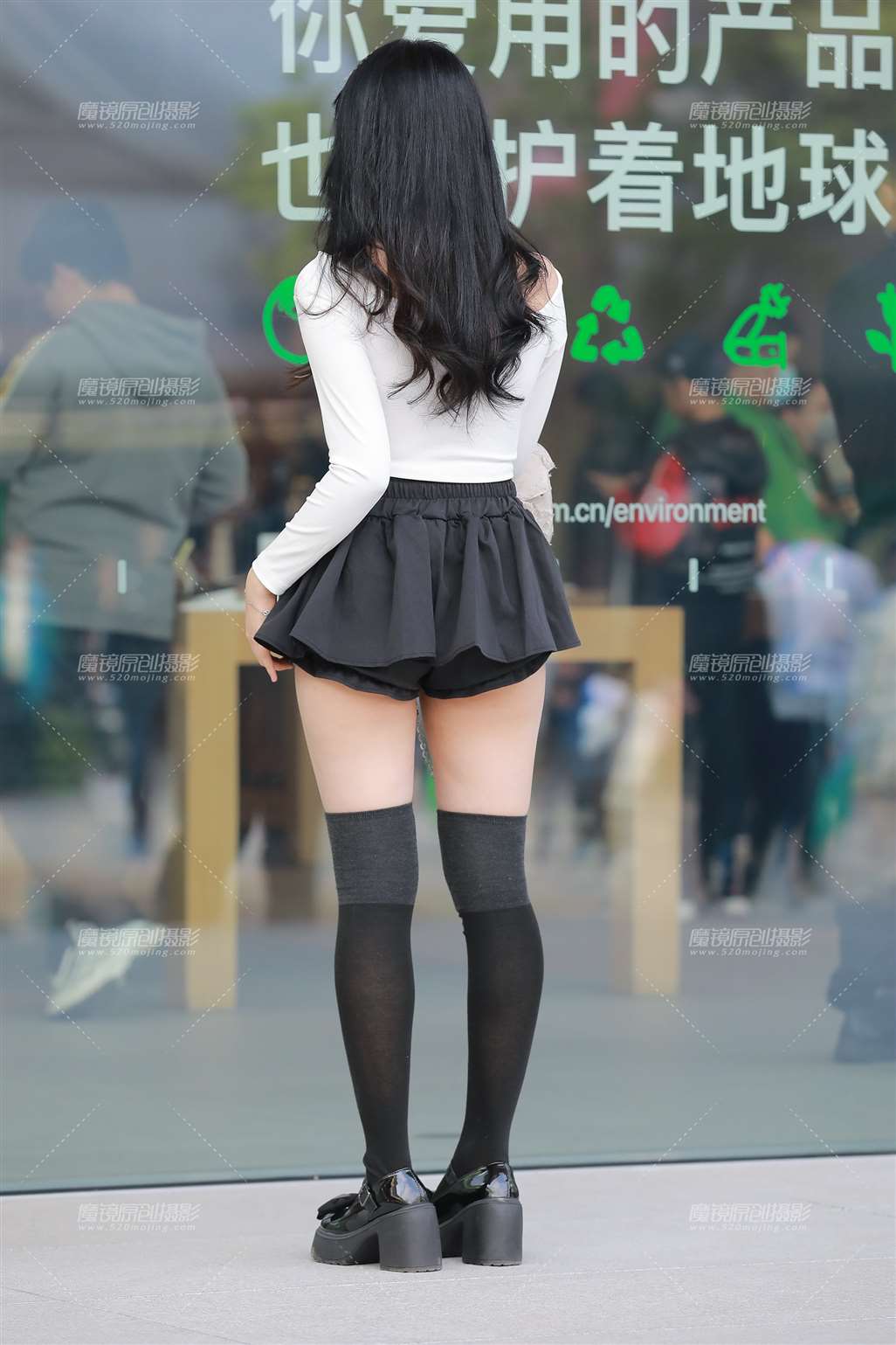 图片[2]-【玻璃街拍】热裤Y Y学妹-街拍流行馆